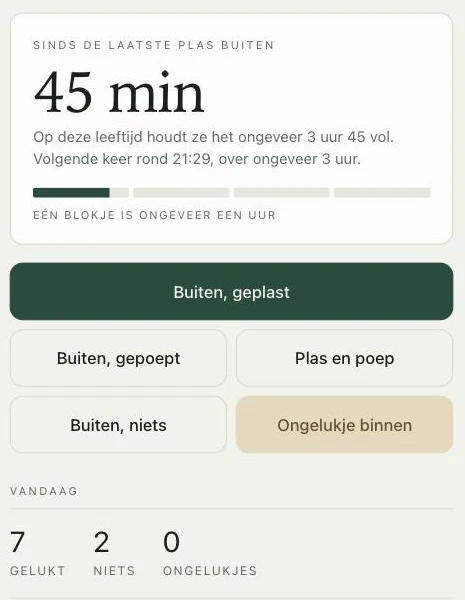 Het dagscherm van Pupwijzer met de tijd sinds de laatste plas buiten en knoppen om te loggen.