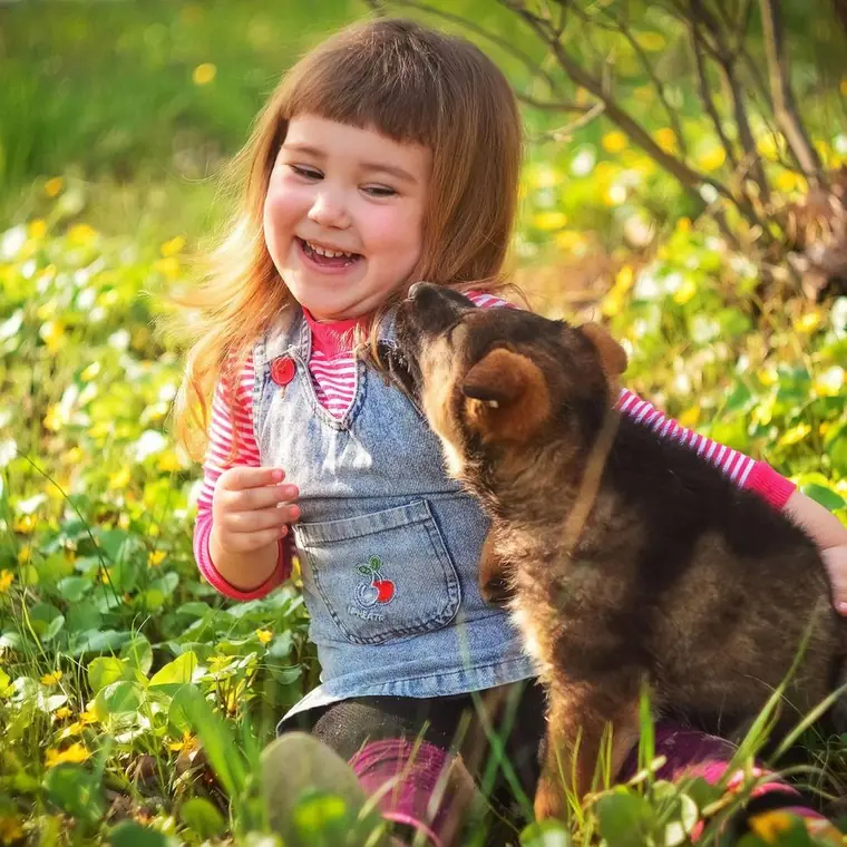 Kind met een pup